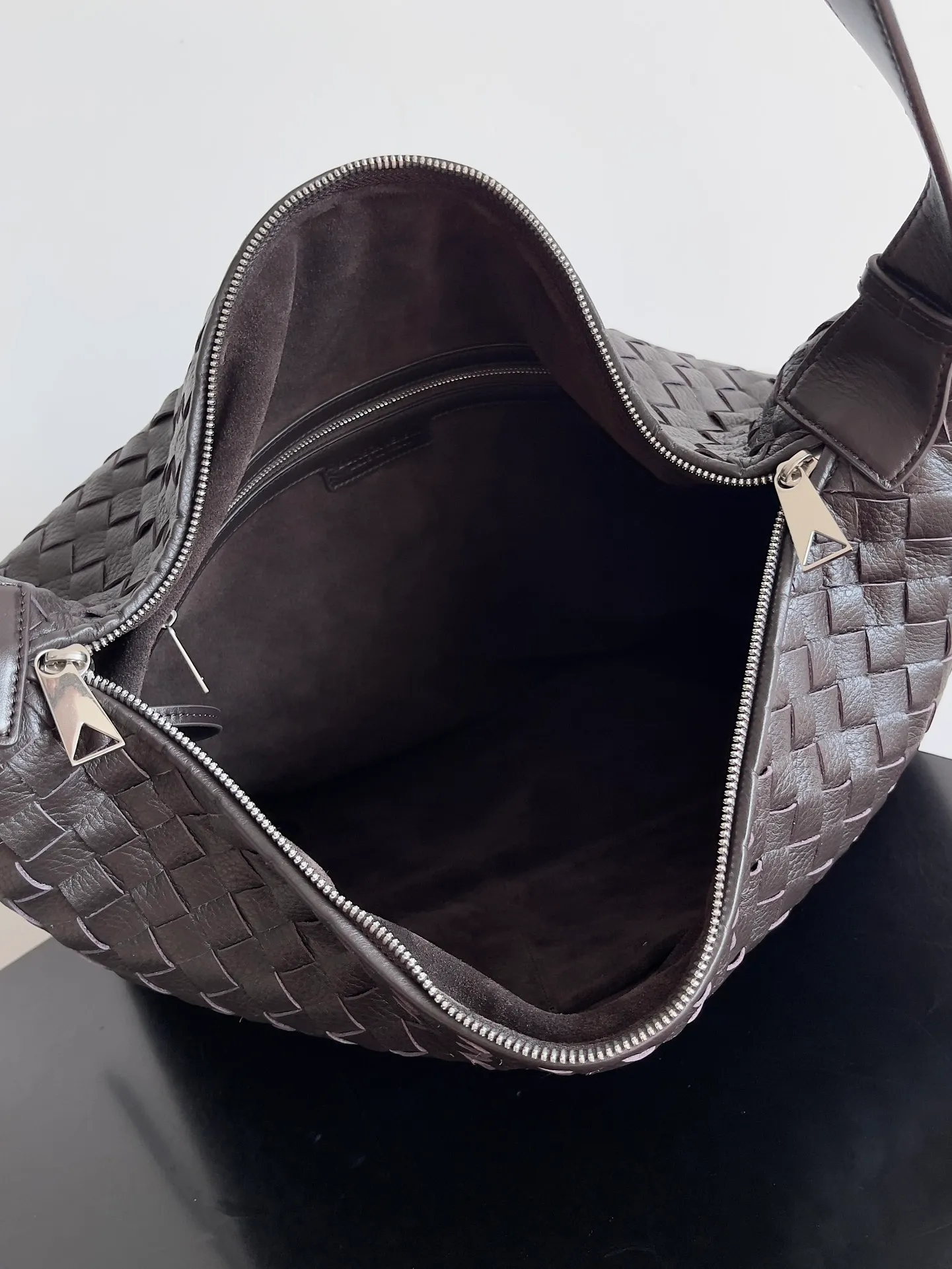 Batch 2800 BOTTEGA VENETA's new Traveler deerskin series is here! The travel season is coming soon, and I believe you must need a large-capacity and simple bag. This new Traveler is very in line with the current travel craze. The whole bag is designed with deerskin and is made of the highest quality leather. It feels tougher to the touch. The super large capacity is suitable for short trips. Traveling with friends and family does not require carrying heavy luggage. It is also very convenient for friends who often travel for work. You can carry two changes of clothes and a computer with you. It also comes with an adjustable shoulder strap to free your hands. Style number: 806974 Size: 44*33*9cm